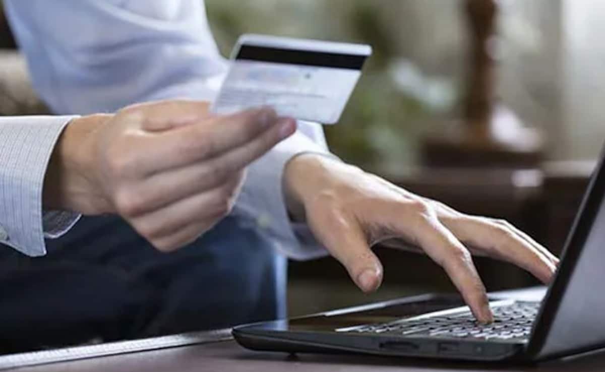 क्या Credit Card बिल को EMI में बदलना है फायदेमंद? जानें क्रेडिट स्कोर पर क्या होगा असर