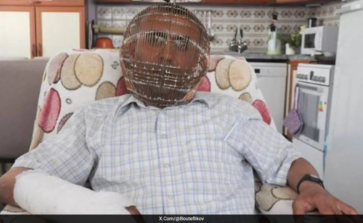 सिगरेट से छुटकारा पाने के लिए शख्स ने पिंजरे में लॉक किया अपना सिर, पत्नी को दे दी चाबी, जानें फिर क्या हुआ