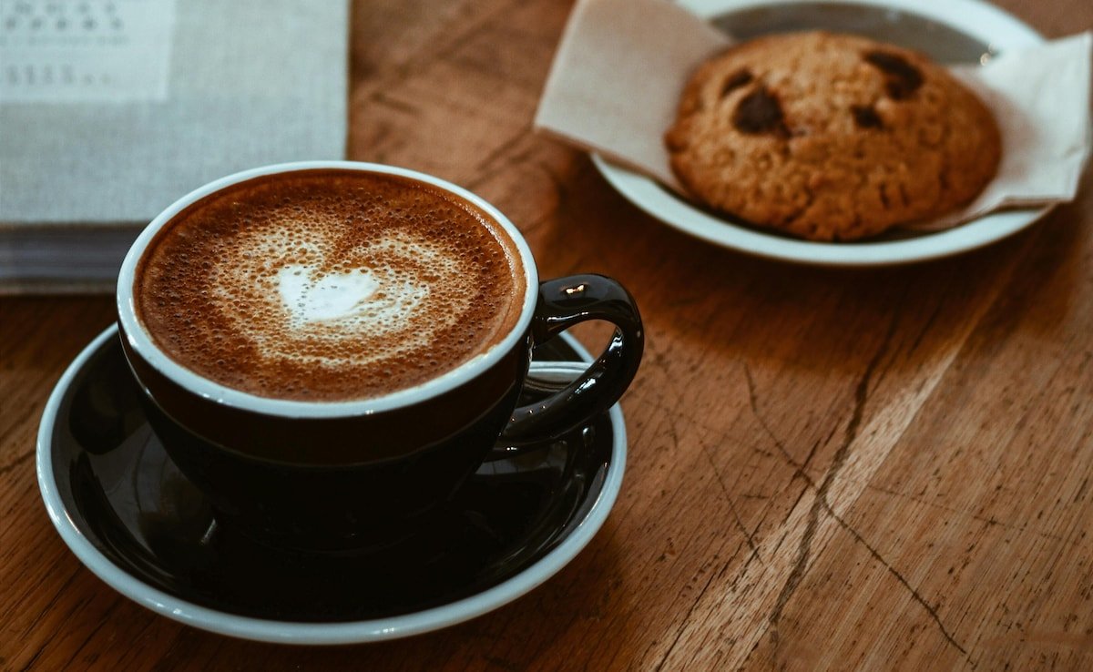 Impact Of Coffee On Heart Health: सुबह, दोपहर या रात, कॉफी पीने का सही समय क्या है, किस टाइम कॉफी पीने से मिलेगा हार्ट को फायदा