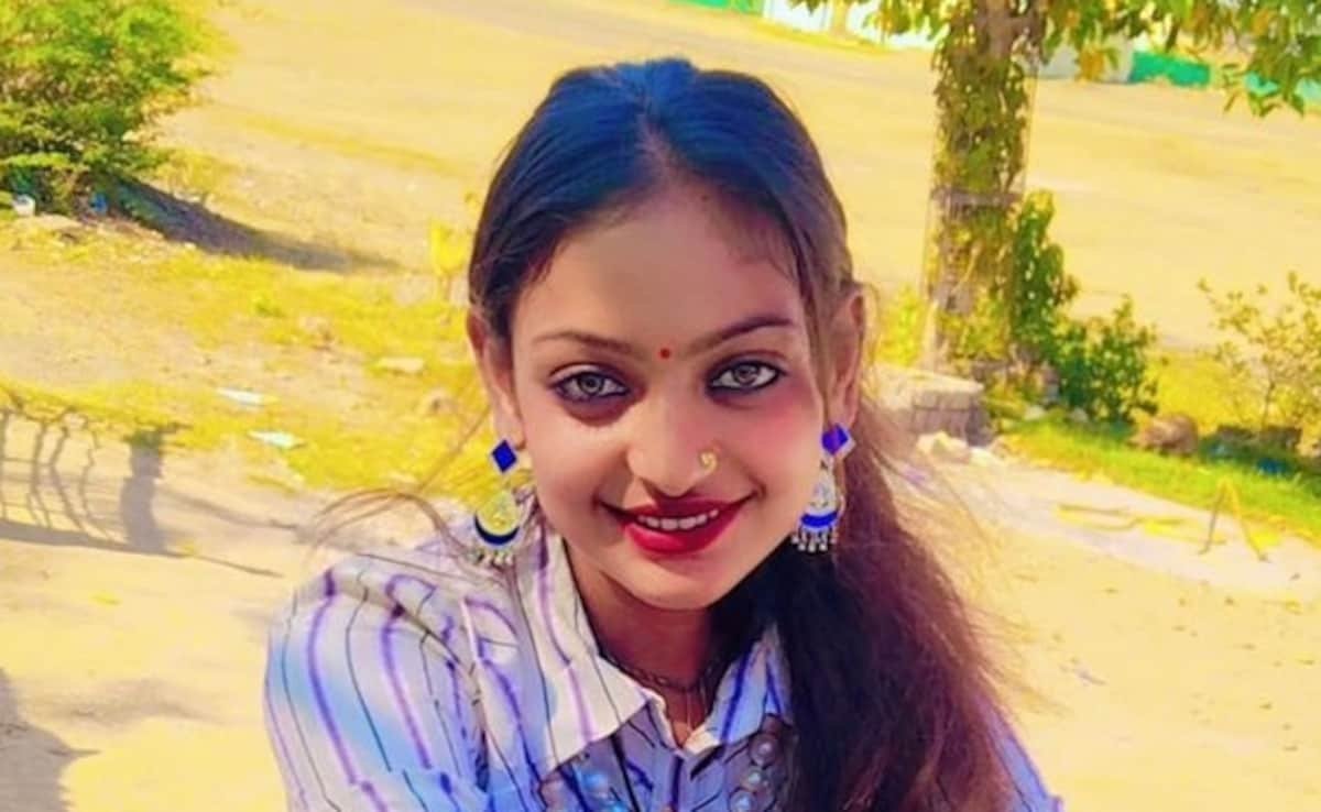 Exclusive: फिल्मों में डेब्यू करने के लिए महाकुंभ की मोनालिसा को मिली इतनी फीस, आप भी कहेंगे लॉटरी लग गई