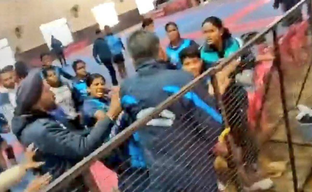 VIDEO: रेफरी के फैसले से मचा बवाल, मैच में चलने लगे लात-घूंसे, हवा में उछाली गईं कुर्सियां, जानें ये हुआ क्या