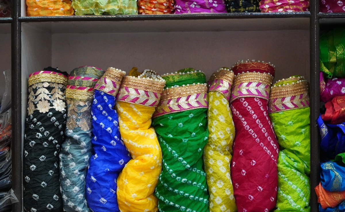 पुरानी Silk साड़ियों को इन 5 तरीके से कर सकते हैं रियूज, यहां जानिए Saree Hacks