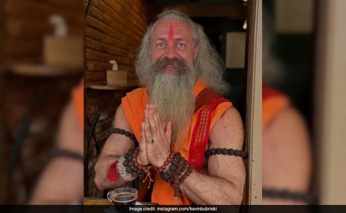 महाकुंभ 2025 में पहुंचे रशिया से आए 7 फुट लंबे ‘मस्कुलर बाबा’, वायरल तस्वीर से मचा हंगामा