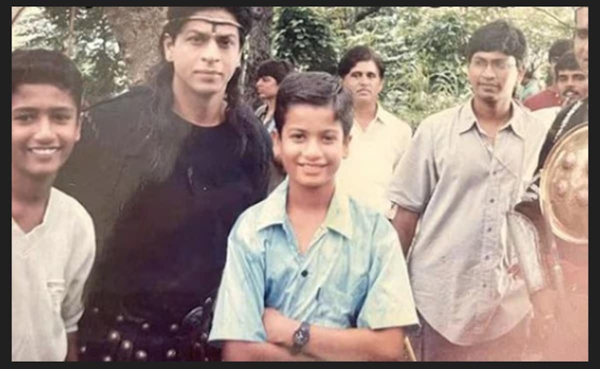 फोटो में शाहरुख खान के साथ दिख रहा बच्चा है टॉप एक्टर, इसकी सुपरस्टार वाइफ के साथ किंग खान दे चुके है कई रोमांटिक फिल्में, आपने पहचाना ?