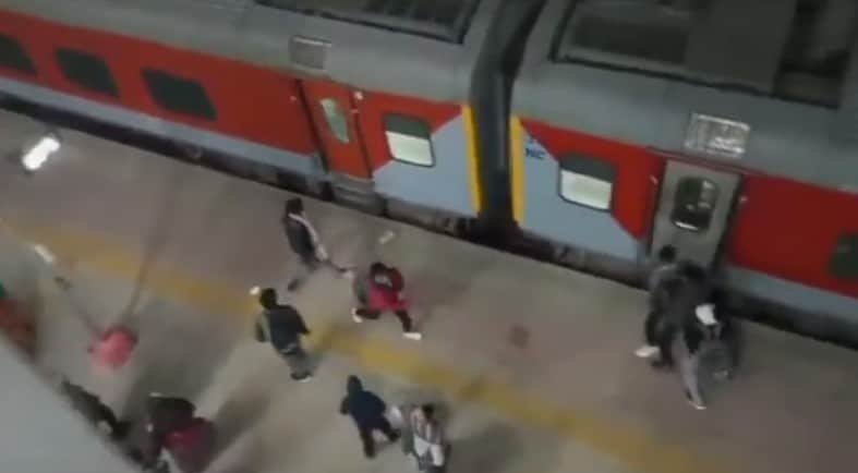 झांसी से प्रयागराज जा रही ट्रेन पर हमला, उपद्रवी जमकर करते रहे पथराव, यात्री दहशत में दिखे