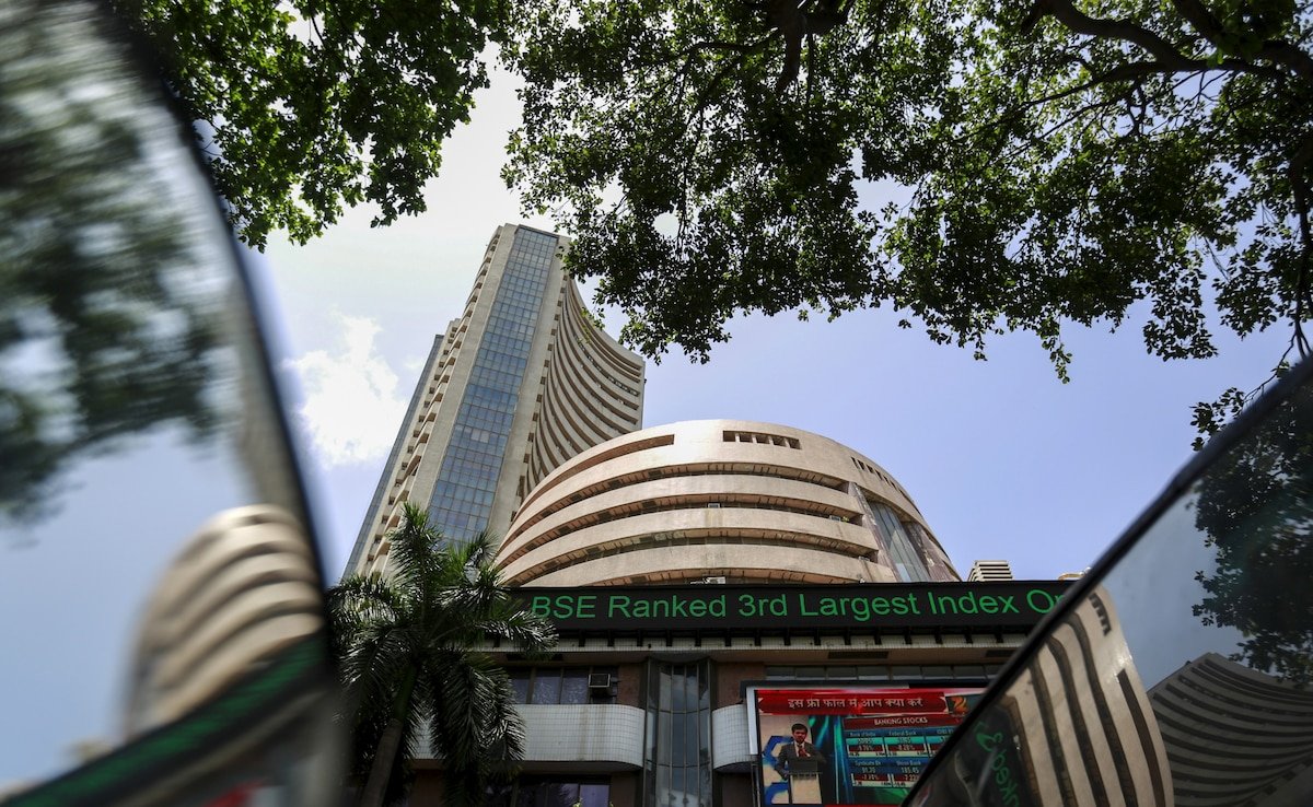 Stock Market Today: शेयर बाजार की खराब शुरुआत, सेंसेक्स 100 अंक से अधिक लुढ़का, निफ्टी में भी गिरावट
