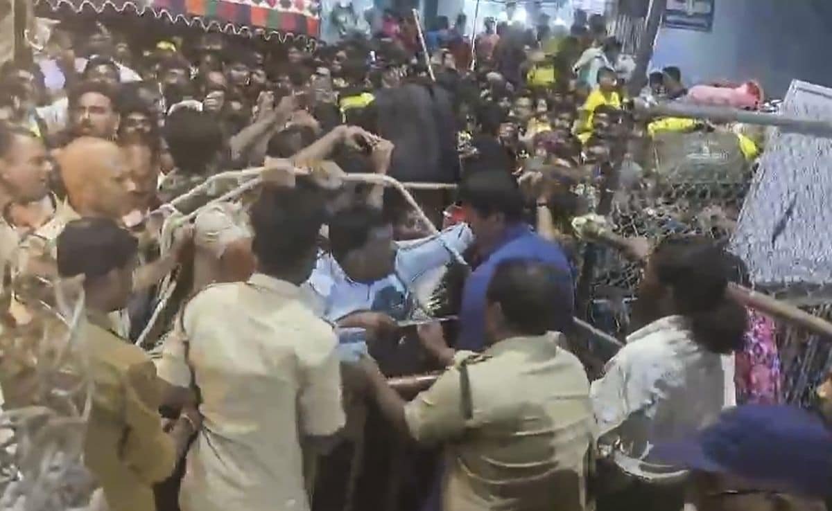तिरुपति में बीमार महिला के लिए जैसे ही खुला गेट, भागने लगे लोग और एक-दूसरे के ऊपर चढ़े, पढ़ें भगदड़ के पीछे की कहानी