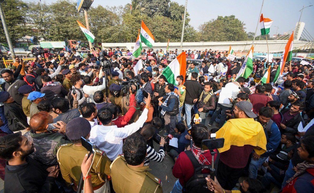 पटना में BPSC छात्रों का मार्च, पुलिस से भिड़े प्रदर्शनकारी, कई आंदोलनकारी हिरासत में