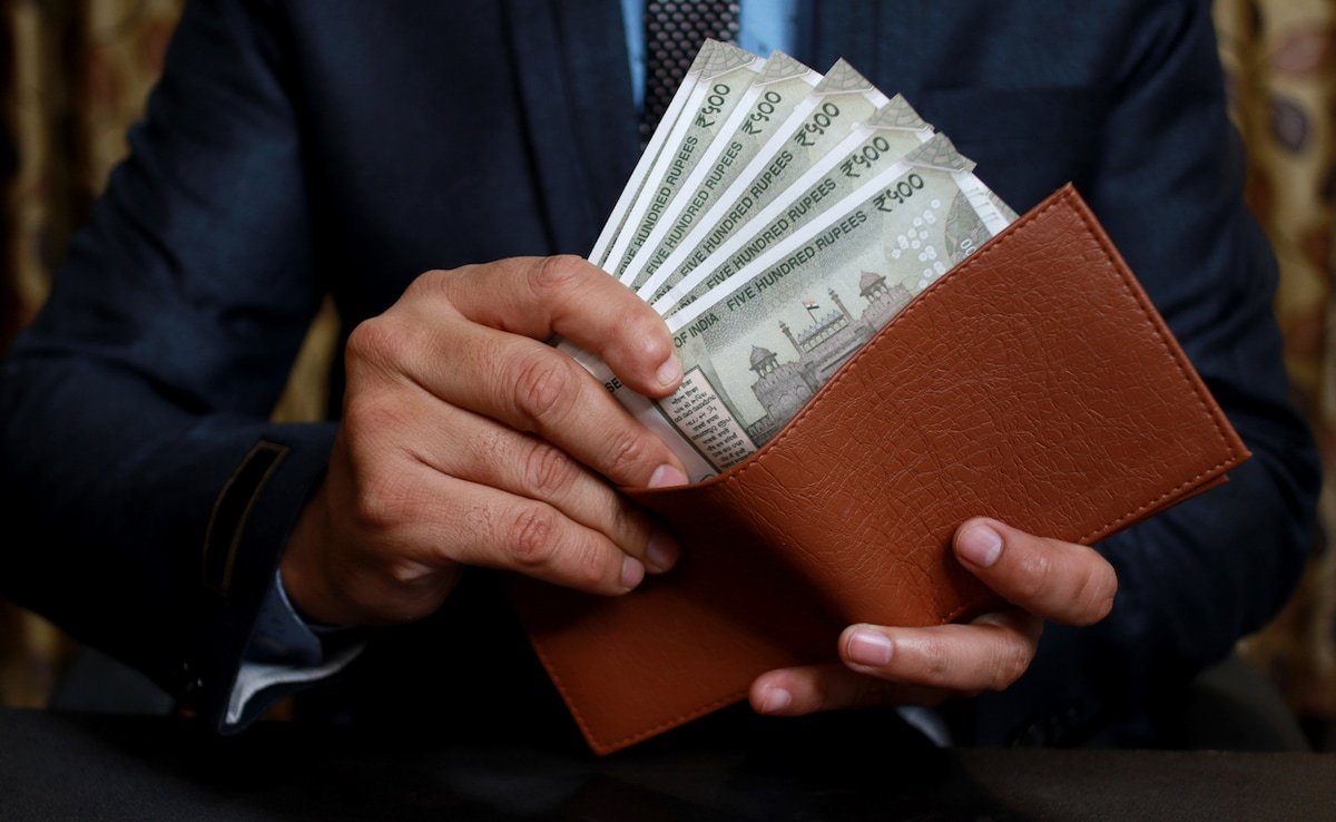 Salary Hike in 2025: इस साल कितनी बढ़ने वाली है आपकी सैलरी? रिपोर्ट में हुआ ये खुलासा