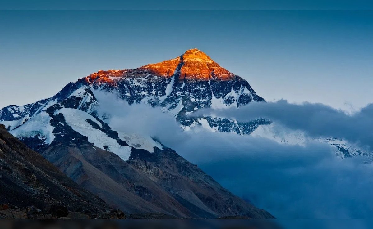 माउंट एवरेस्ट पर चढ़ाई के लिए नेपाल ने बढ़ाया 36% परमिट शुल्क, अब देने पड़ेंगे इतने पैसे