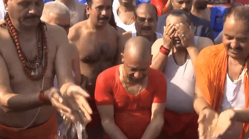 जब CM योगी पर मंत्रियों ने की गंगाजल की बौछार, यूपी कैबिनेट ने किया महाकुंभ में स्नान