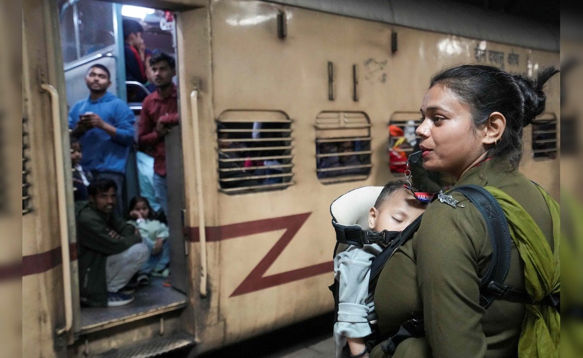 गोद में बच्चा, हाथ में डंडा… नई दिल्ली रेलवे स्टेशन पर ड्यूटी निभा रही महिला कांस्टेबल की तस्वीरें छू लेगा दिल