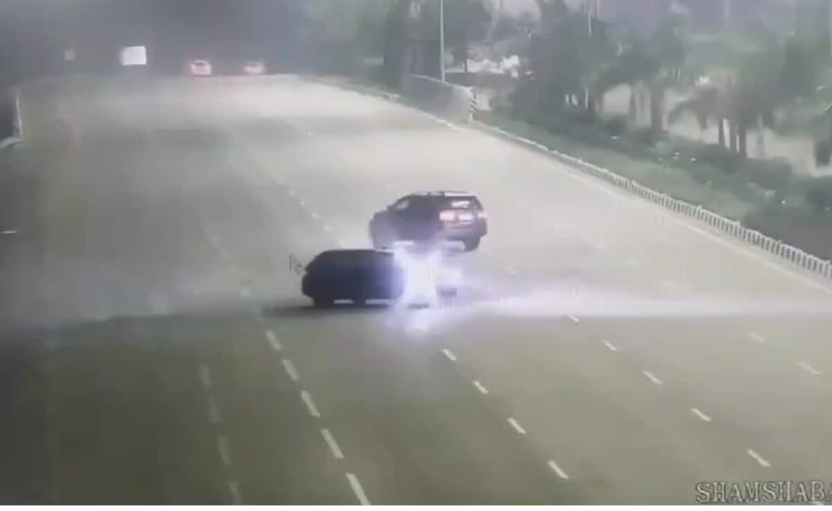 BMW और फॉर्च्यूनर से हैदराबाद की सड़कों पर खतरनाक स्टंट करते दिखे 2 छात्र, पुलिस ने किया गिरफ्तार, देखिए VIDEO