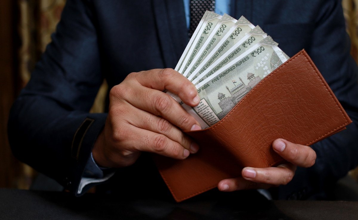 Salary Hike 2025: इस साल आपकी सैलरी कितनी बढ़ेगी? जानिए किस सेक्टर के कर्मचारियों की होगी बल्ले-बल्ले