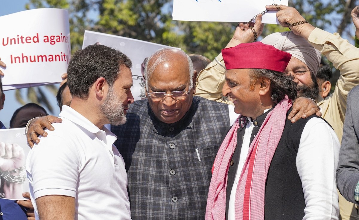 राहुल के सामने खरगे ने अखिलेश से क्या कह दिया ! जानिए लाल रंग कैसे बन गया लकी चार्म