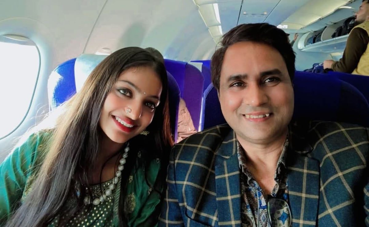 मोनालिसा ने पहली बार किया फ्लाइट में सफर, 7 स्टार होटल में करेंगी डिनर, जल्द देंगी बॉलीवुड हीरोइनों को टक्कर