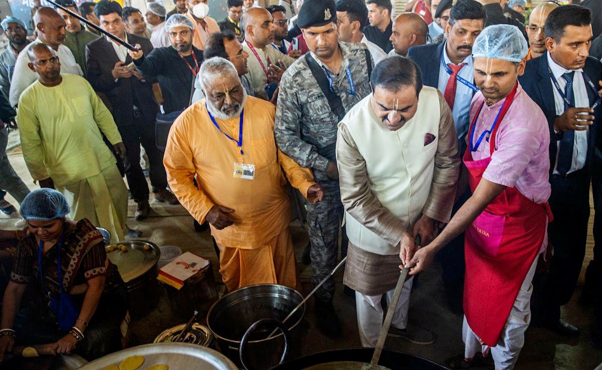 महाकुंभ में अदाणी महाप्रसाद सेवा की धूम, श्रद्धालुओं ने की सराहना