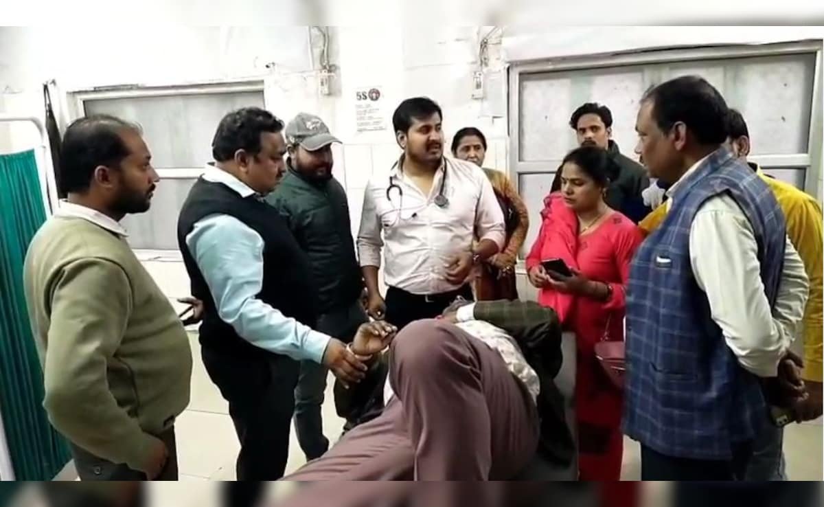 यूपी: लड़की को डांट लगाना पड़ा भारी या कुछ और… सरेआम स्कूल प्रिसिंपल की क्यों हुई डंडे और घूंसों से पिटाई
