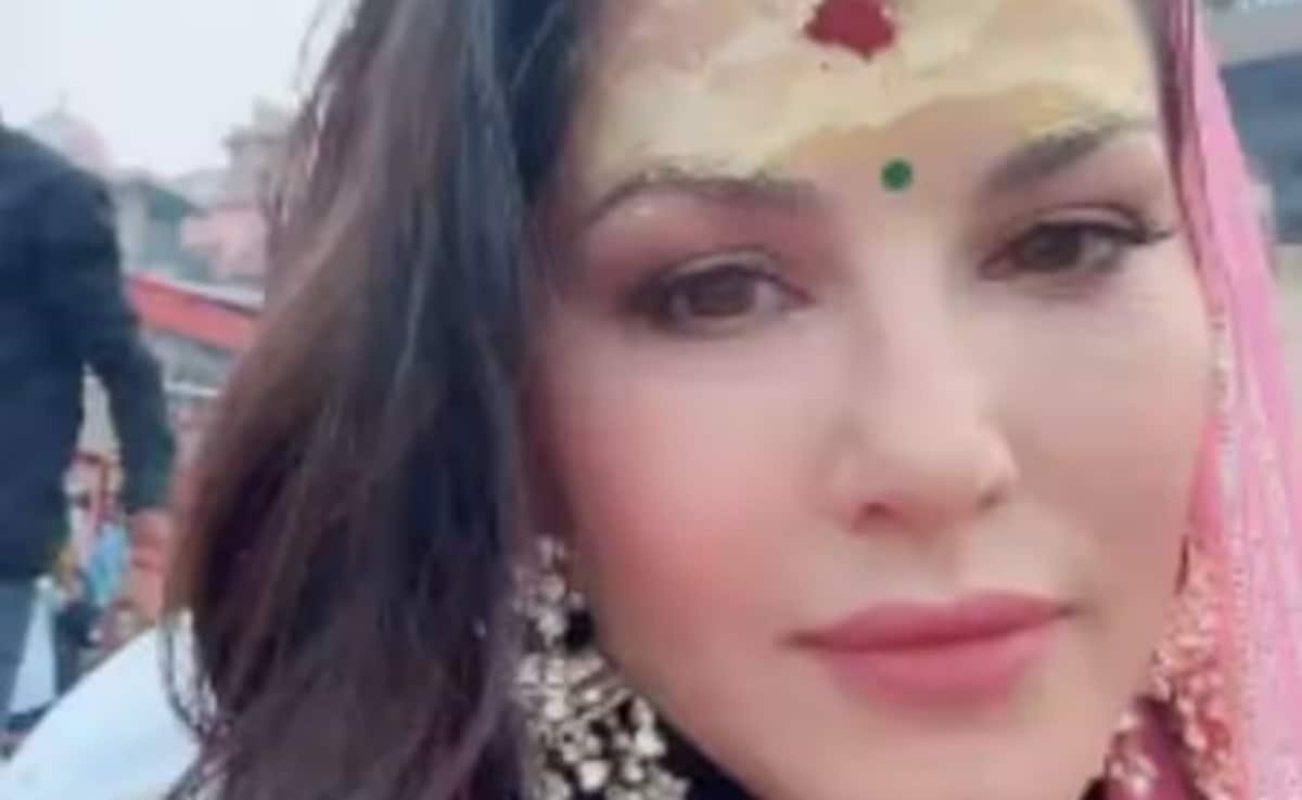 सनी लियोनी पहुंचीं महाकुंभ, पिंक सूट, सिर पर दुपट्टा और माथे पर तिलक ? क्या है इन वायरल तस्वीरों का सच