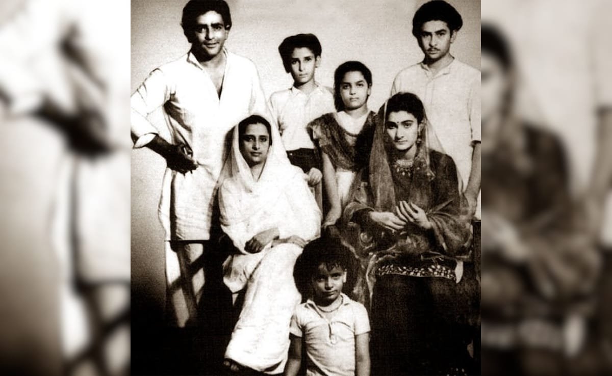 इस फोटो में हैं हिंदी सिनेमा के 4 सुपरस्टार, चारों कर चुके दुनिया को अलविदा, एक के कंधे पर टिकी है खानदान की विरासत