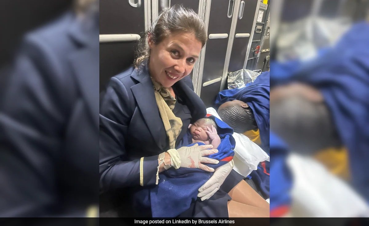 फ्लाइट अटेंडेंट ने किया गजब का कारनामा, हवा में था प्लेन, तभी प्रेग्नेंट महिला को शुरू हो गया लेबर पेन और फिर…