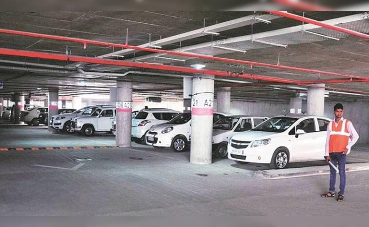 दिल्ली में पार्कों-सार्वजनिक स्थानों को पार्किंग बनाने के मामले पर निगरानी समिति ने SC से क्या की सिफारिश