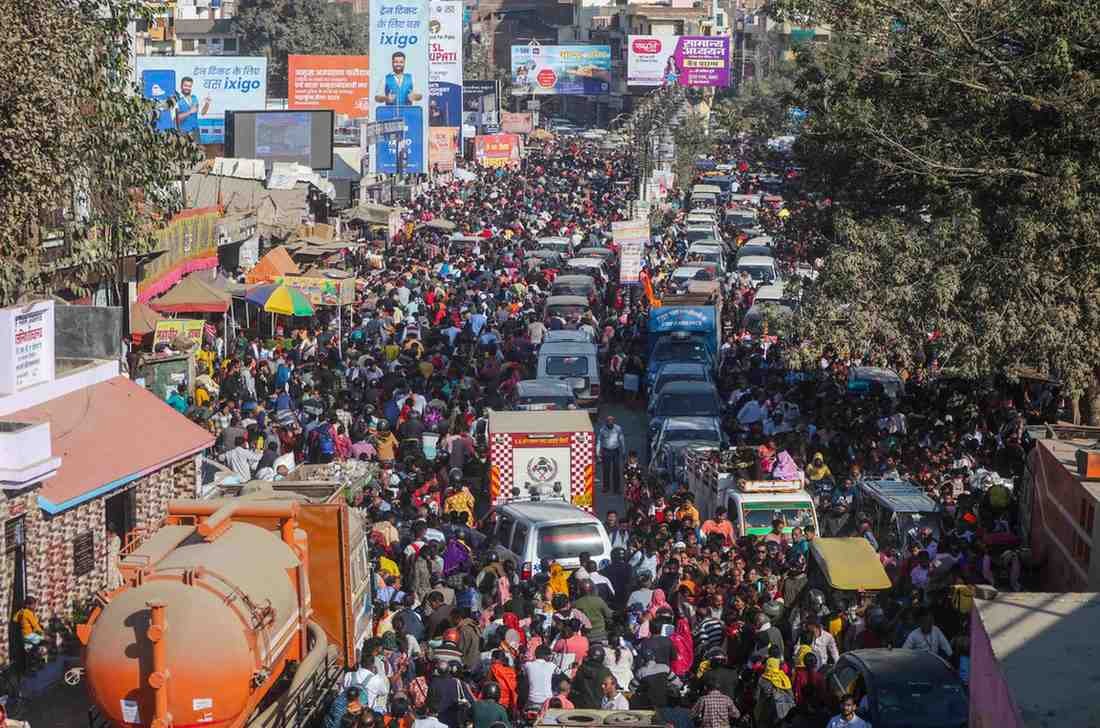 महाकुंभ 2025: श्रद्धालुओं की भीड़ के कारण प्रयागराज में ‘महाजाम’ जैसी स्थिति, स्कूल तक किए गए बंद
