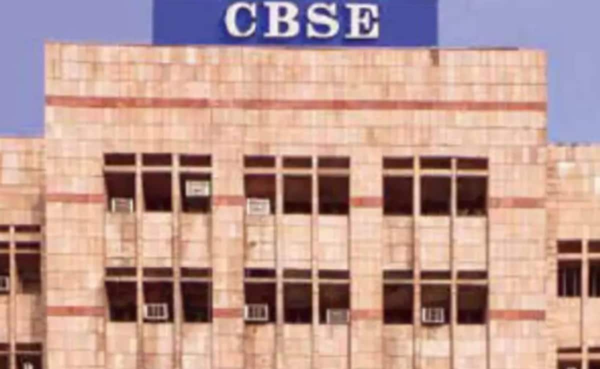 CBSE अपने विदेशी स्कूलों के लिए वैश्विक पाठ्यक्रम कर रहा तैयार, शैक्षणिक सत्र 2026-27 से पाठ्यक्रम की शुरुआत