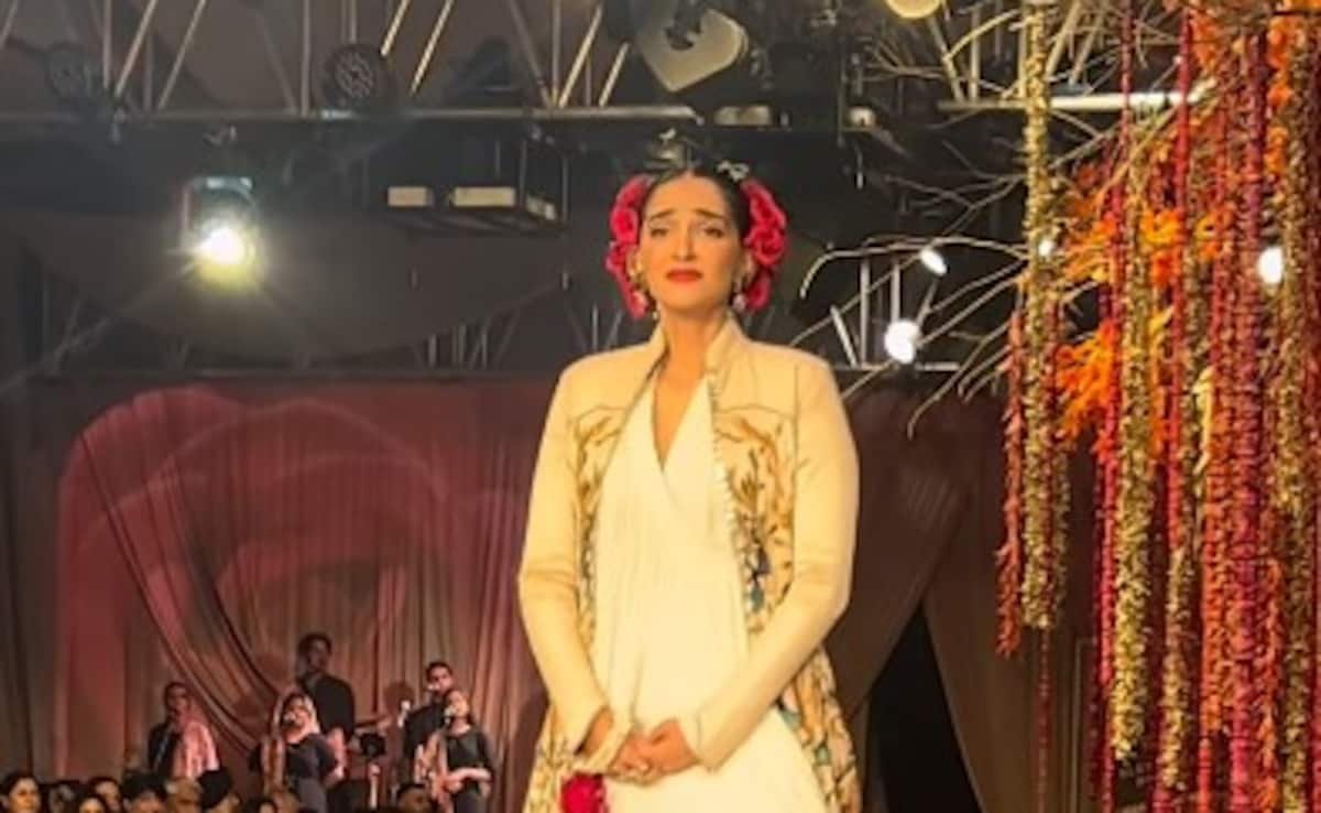 रैंप वॉक पर चलते चलते रोने लगीं सोनम कपूर, एक्ट्रेस का रोहित बल को ट्रिब्यूट देते हुए इमोशनल वीडियो वायरल