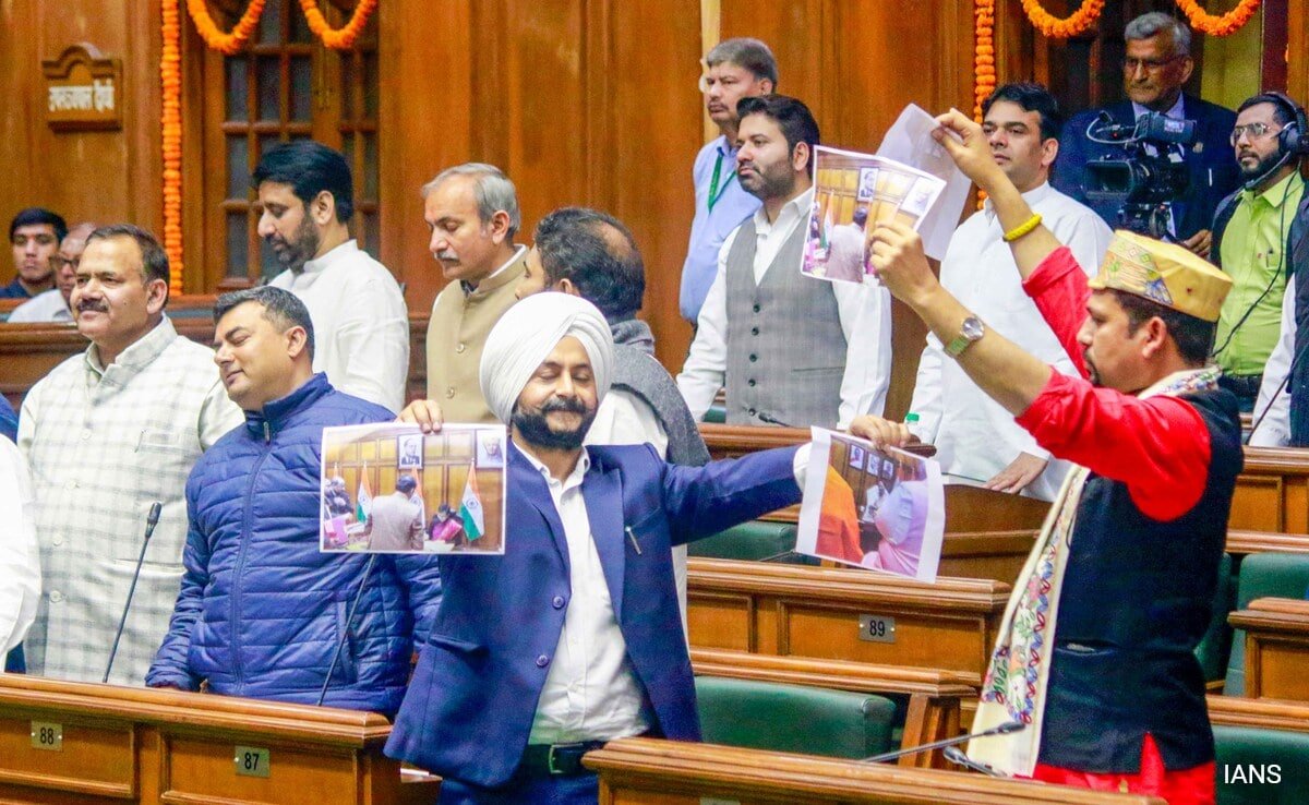 दिल्ली विधानसभा में पहले दिन ही हंगामा, विजेंद्र गुप्ता को बधाई देते हुए आतिशी ने भाजपा पर लगाए आरोप