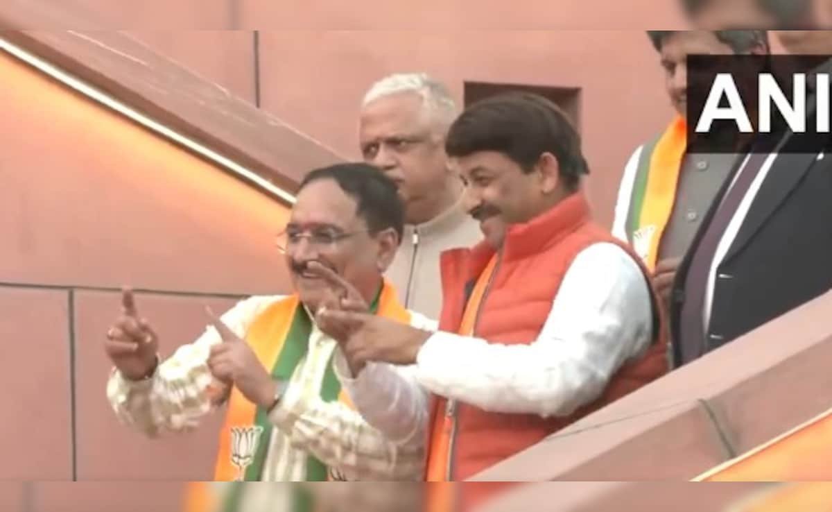 मनोज तिवारी और वीरेंद्र सचदेवा के जरा इस डांस को तो देखिए, दिल्ली में BJP की प्रचंड जीत मुख्यालय में जश्न का माहौल