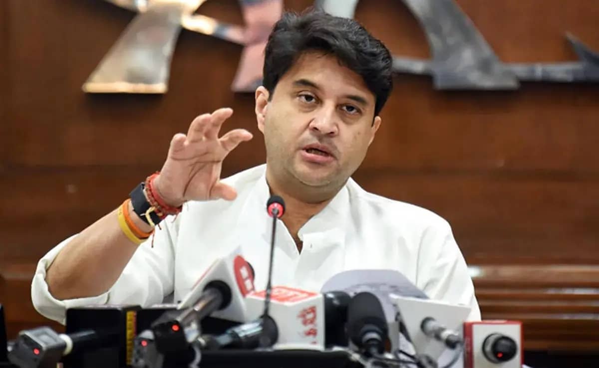 सिंधिया के ‘जन सुनवाई’ कार्यक्रम के दौरान प्राप्त आवेदन रद्दी में डाले गए; 5 कर्मचारी निलंबित