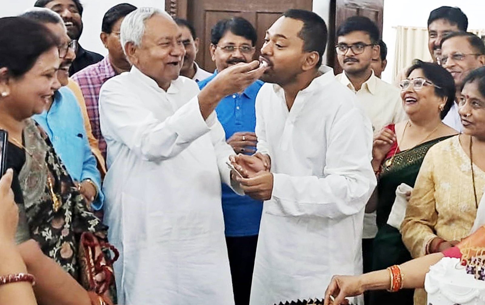 नीतीश के बेटे की पॉलिटिक्स में एंट्री? तेजस्वी बोले- भाई हैं हमारे, मांझी ने ट्वीट कर किया समर्थन