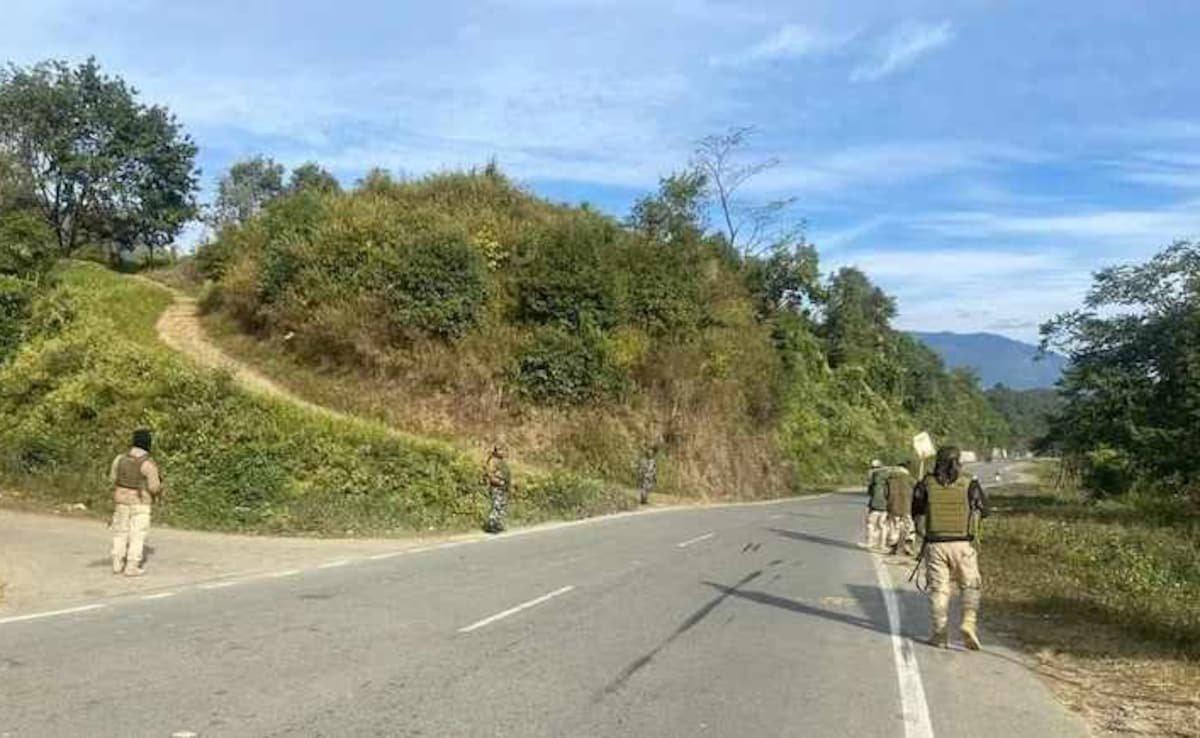 मणिपुर में CRPF के जवान ने कैंप में की फायरिंग, फिर किया सुसाइड, 2 की मौत, 8 घायल