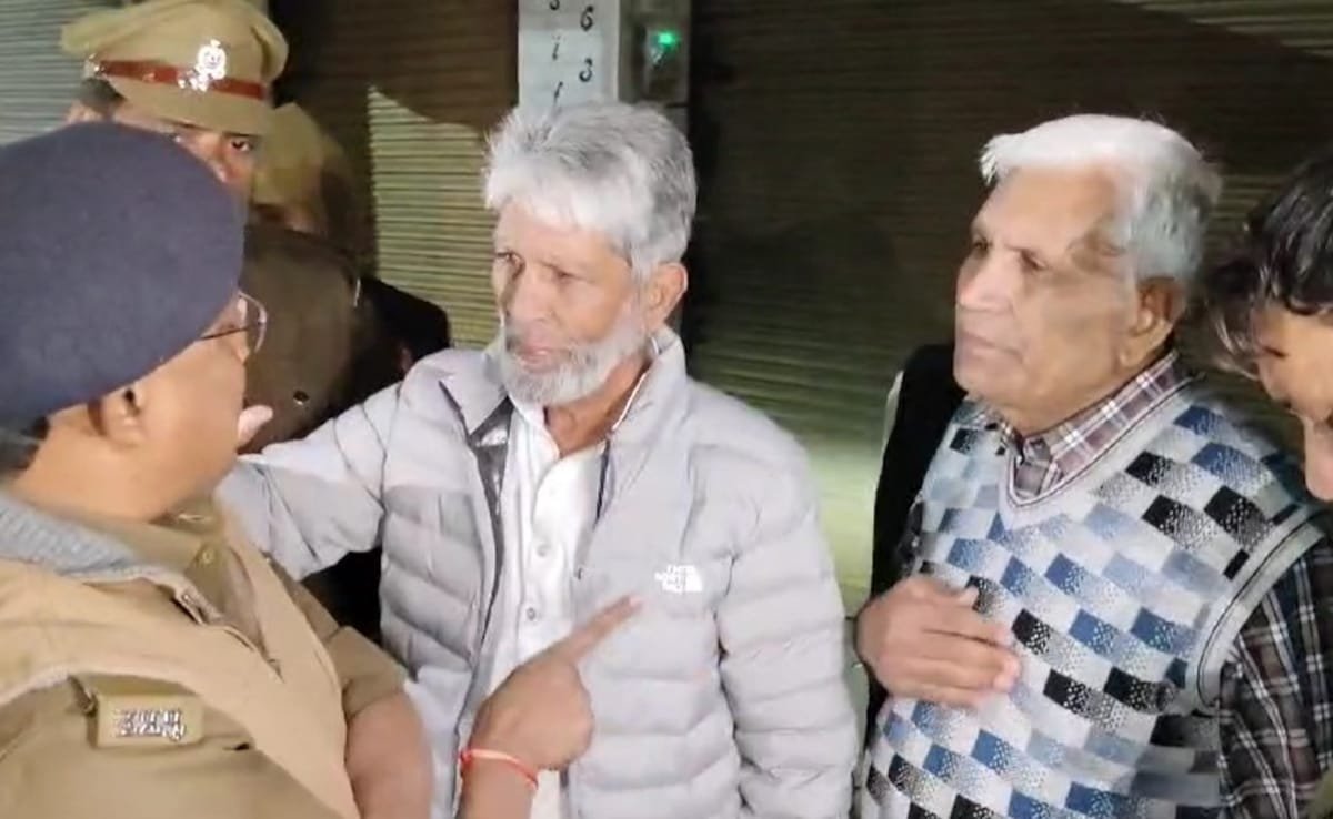 संभल हिंसा : पुलिस ने मस्जिद की दीवार पर लगाए उपद्रवियों के पोस्टर, तो भड़के लोग