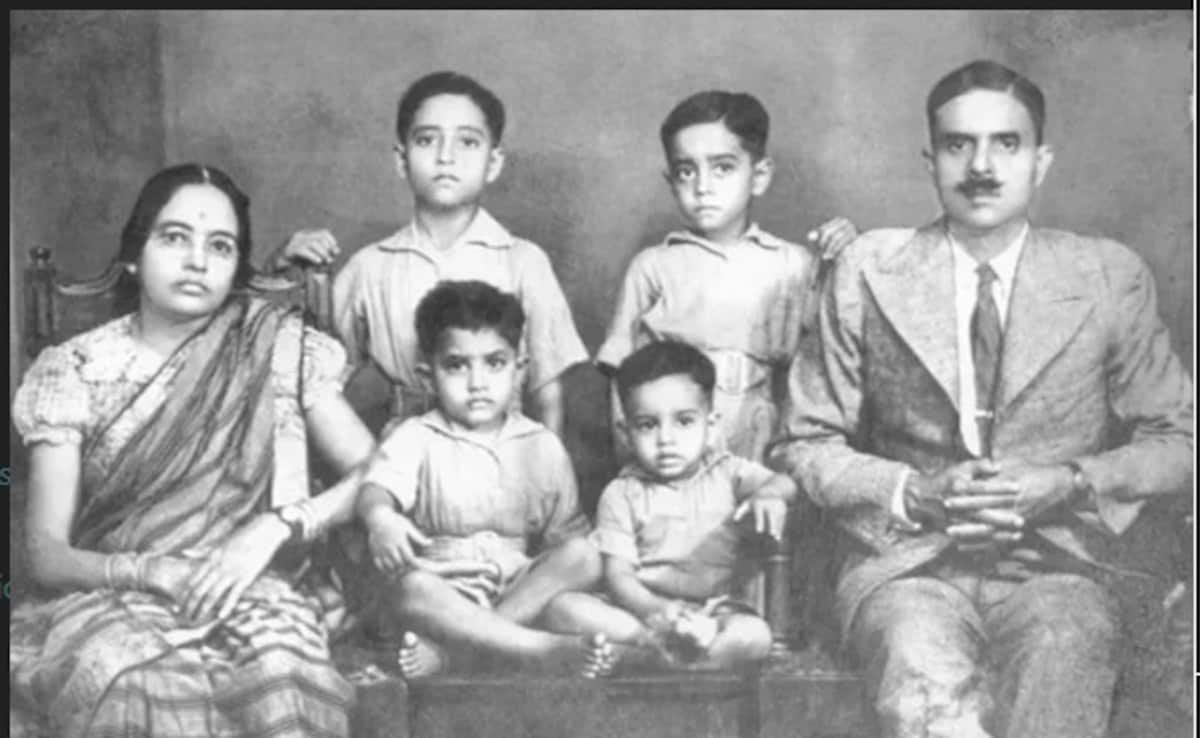 फोटो में सबसे छोटा बच्चा है सिनेमा का सुपरस्टार, ठुकरा दिया था ‘शोले’में’जय’का रोल, 250 फिल्में कर चुके इस एक्टर को लोग समझते थे गुंडा, पहचाना ?