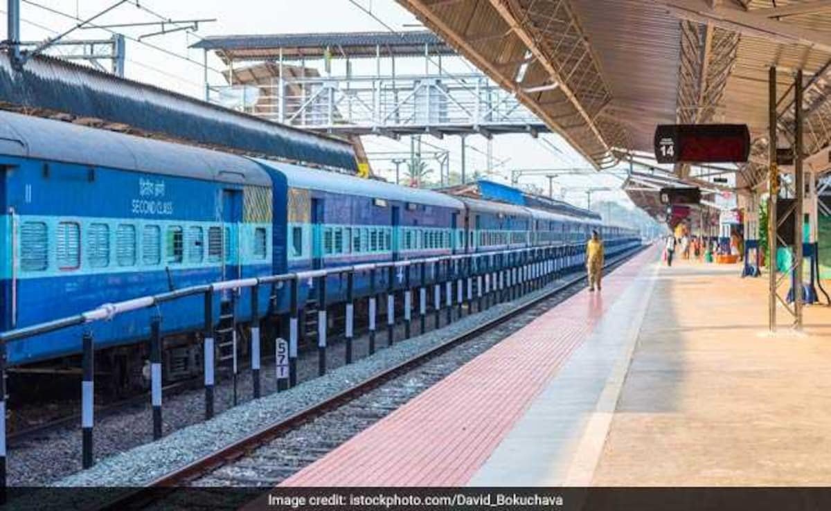 RRB Group D Recruitment: आरआरबी ग्रुप डी भर्ती के लिए एप्लिकेशन फीस जमा करने की अंतिम तारीख आज, 32000 से अधिक भर्तियां